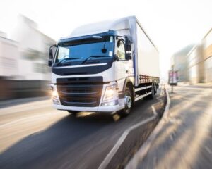 Les précautions à prendre lors de la location d’un camion avec chauffeur pour un transport de marchandises fragiles