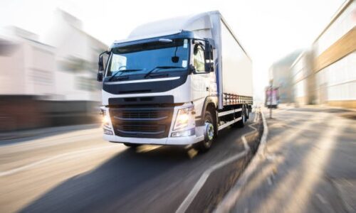 Les précautions à prendre lors de la location d’un camion avec chauffeur pour un transport de marchandises fragiles