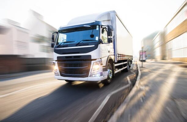 Les précautions à prendre lors de la location d’un camion avec chauffeur pour un transport de marchandises fragiles